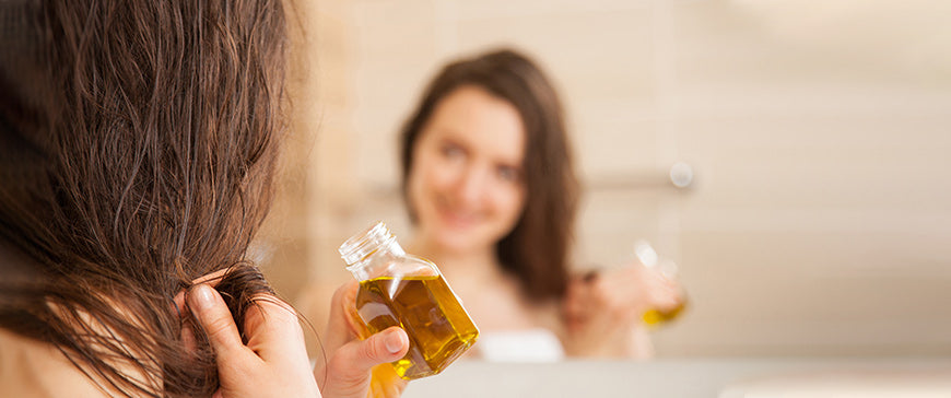 Bhringaraj Oil For Hair Growth - Benefits & How to Use It